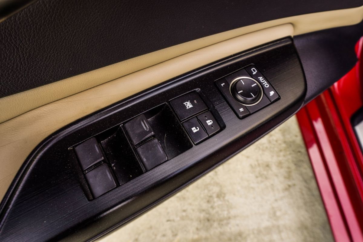 Used 2020 Lexus ES 350 Ultra Luxury w/ Accessory Package 2 image 35