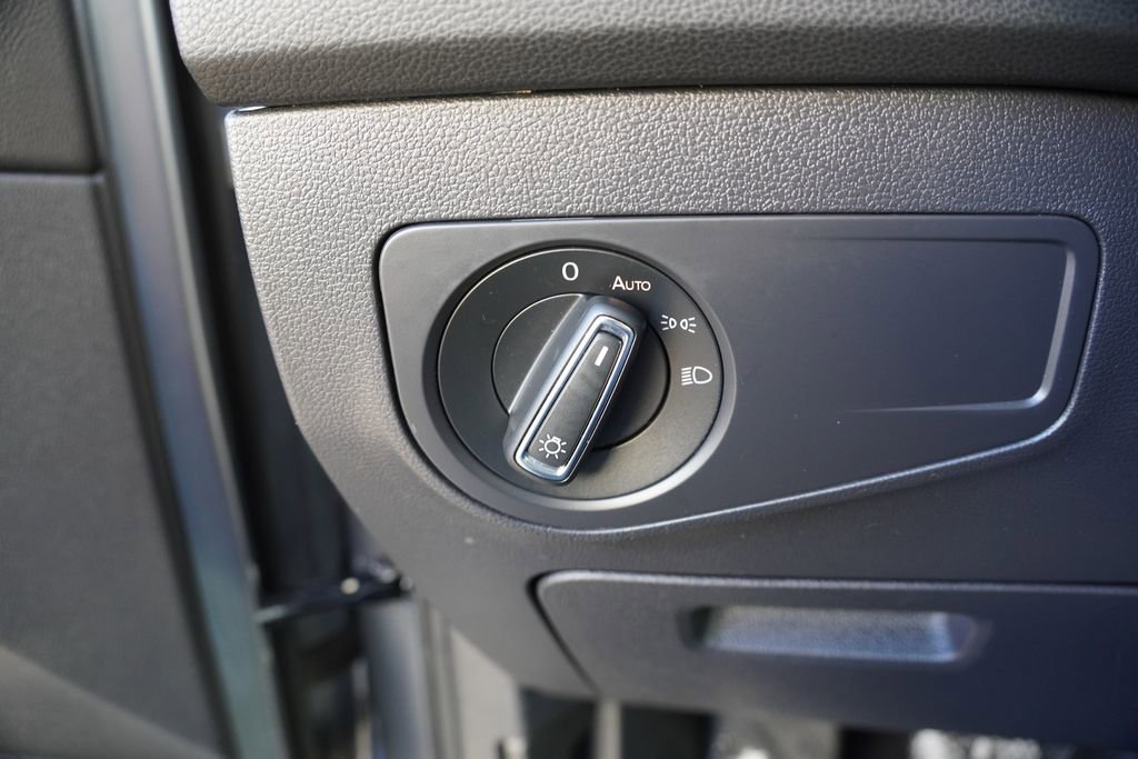 Used 2021 Volkswagen Tiguan SE w/ Panoramic Sunroof Package image 24