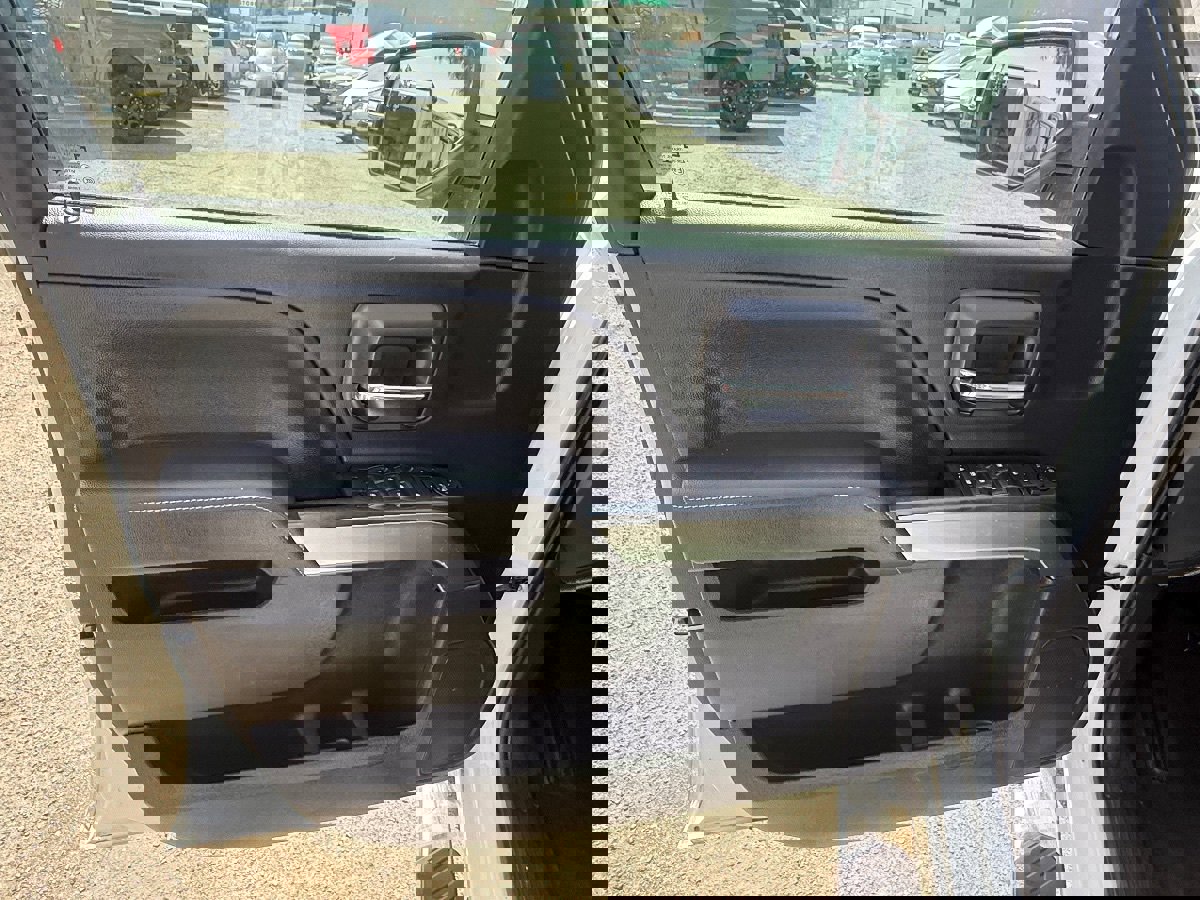 Used 2018 Chevrolet Silverado 1500 LT w/ LT Eassist Package image 13