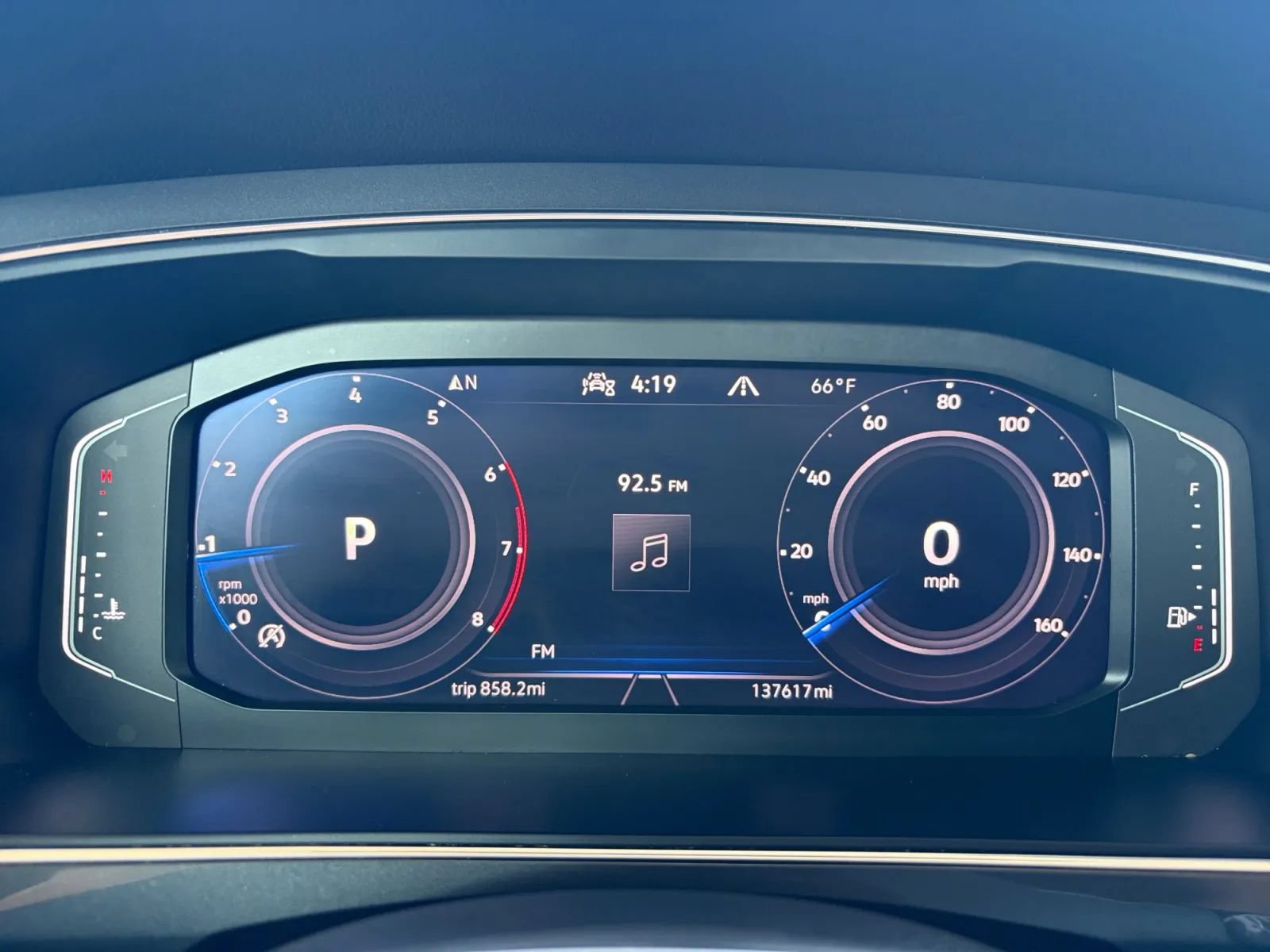 Used 2021 Volkswagen Tiguan SEL AWD/4WD image 32
