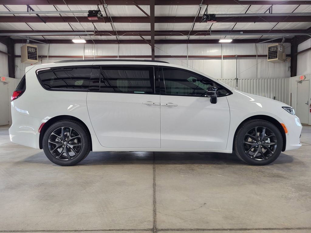 New 2026 Chrysler Pacifica Select w/ S Appearance Package image 6