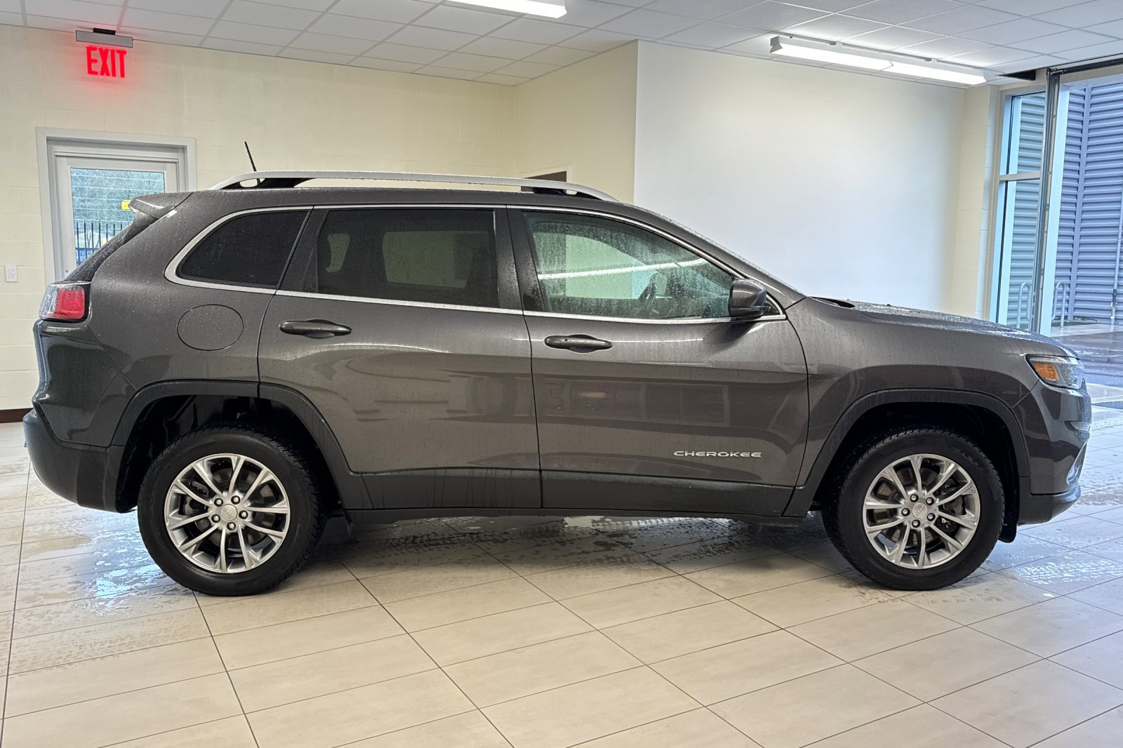 Used 2020 Jeep Cherokee Latitude Plus w/ Comfort/Convenience Group image 3
