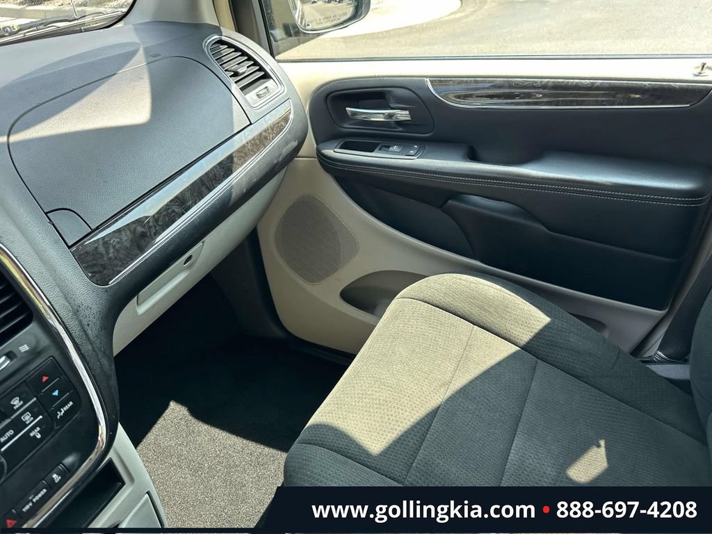 Used 2012 Chrysler Town & Country Touring FWD image 29