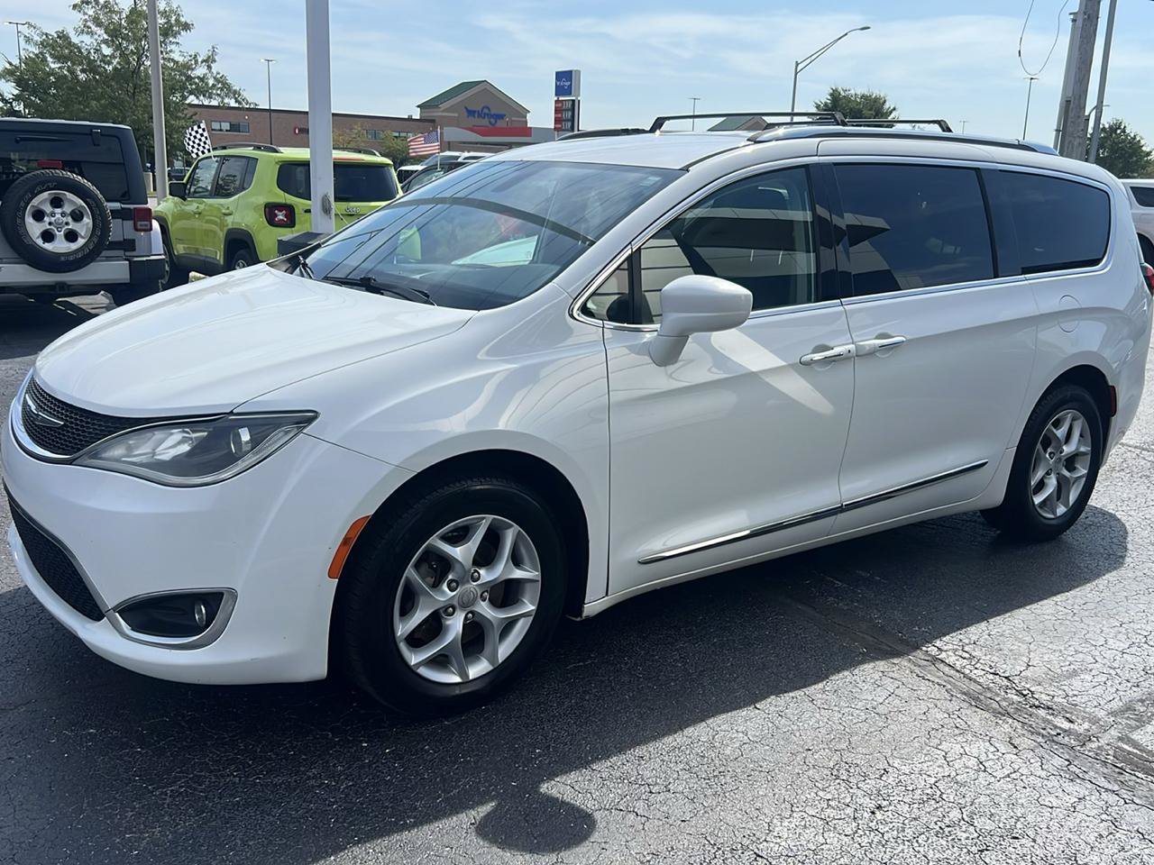 Used 2017 Chrysler Pacifica Touring-L Plus w/ Tire & Wheel Group FWD image 2