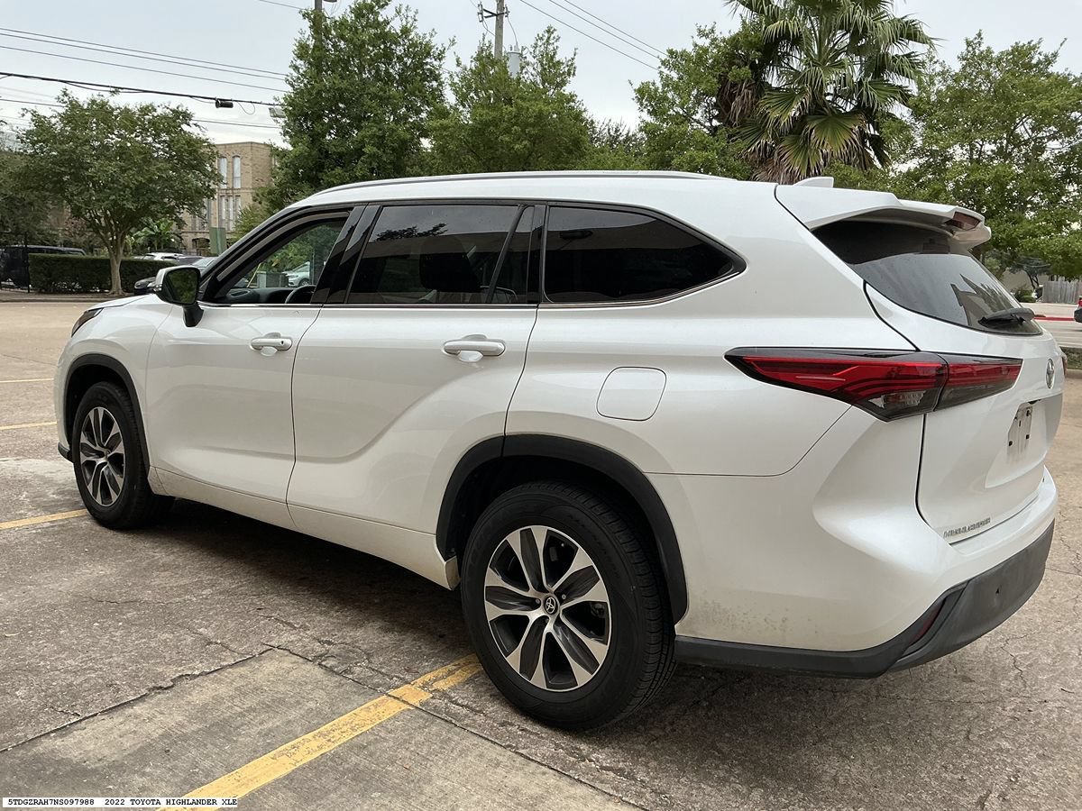 Used 2022 Toyota Highlander XLE FWD image 5