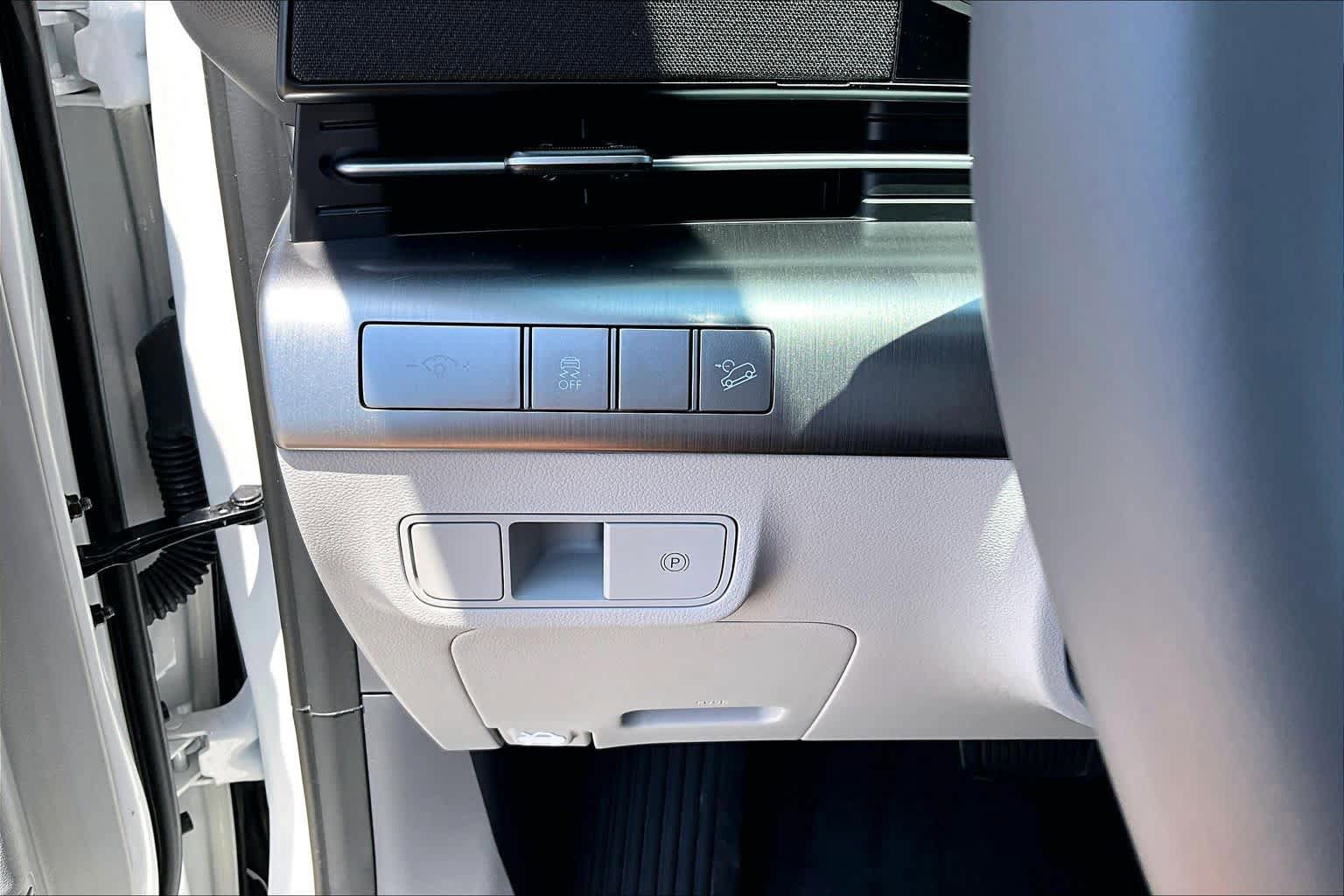 Certified 2025 Hyundai Kona SEL AWD/4WD image 49