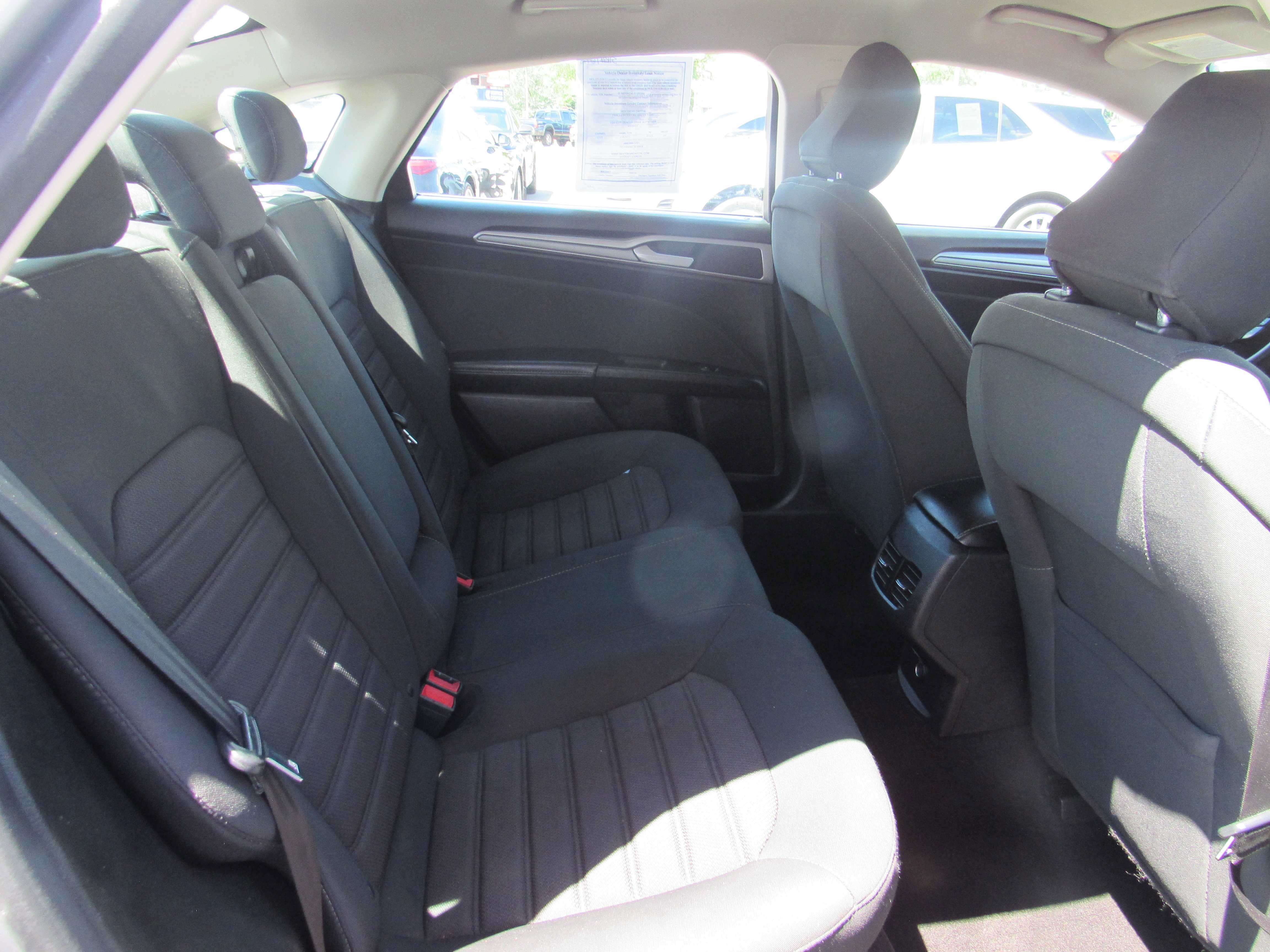 Used 2020 Ford Fusion SE FWD image 13