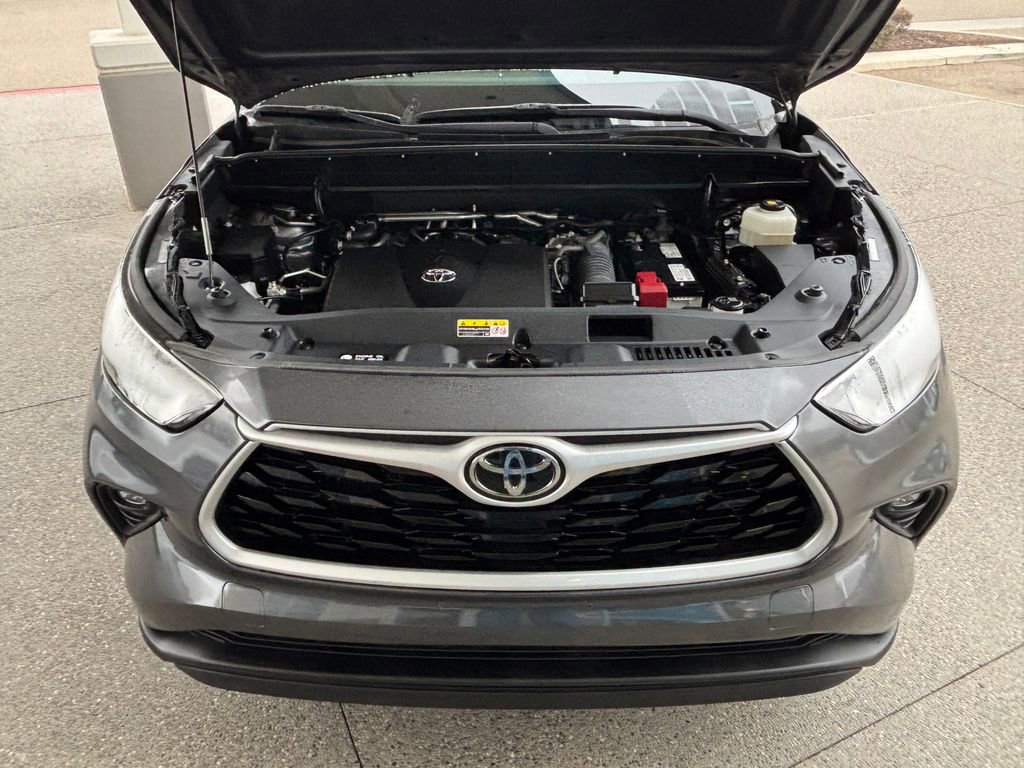Used 2022 Toyota Highlander LE image 32
