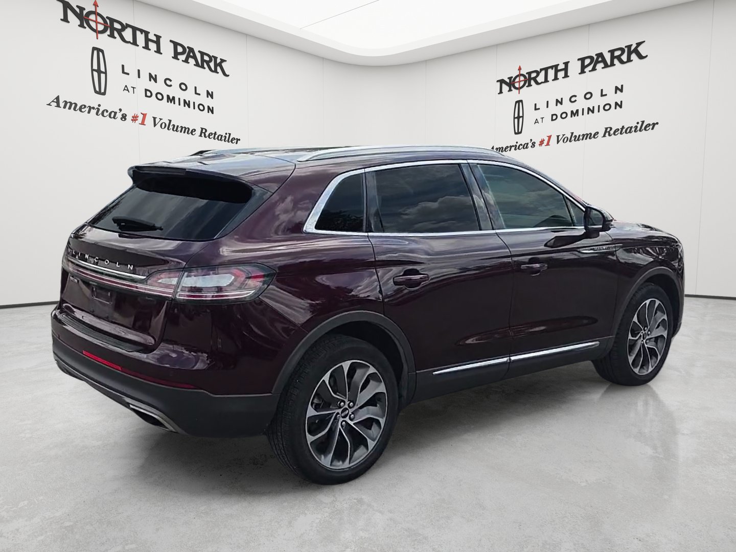 Used 2023 Lincoln Nautilus Reserve AWD/4WD image 5