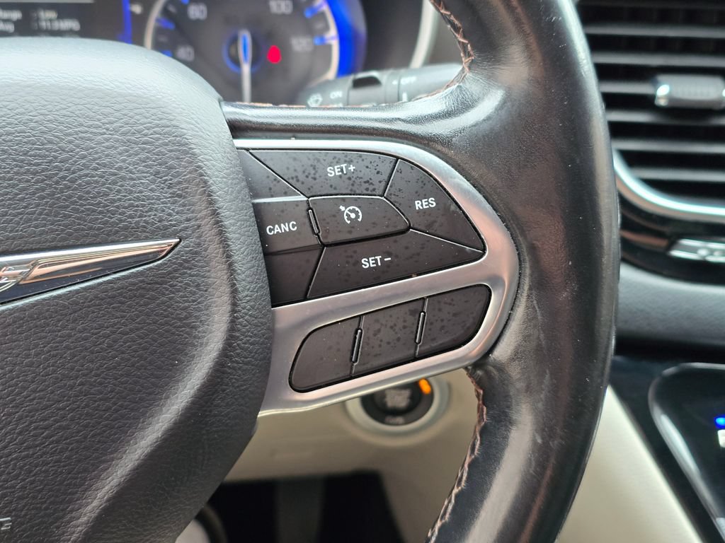 Used 2020 Chrysler Pacifica Touring-L FWD image 31