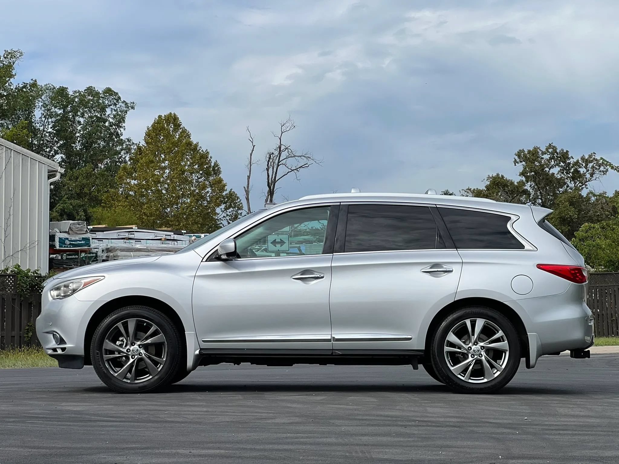 Used 2013 INFINITI JX35 AWD w/ Premium Pkg image 2