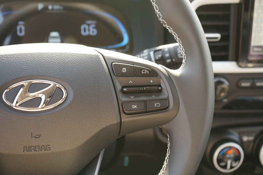 New 2025 Hyundai Venue Limited FWD image 23