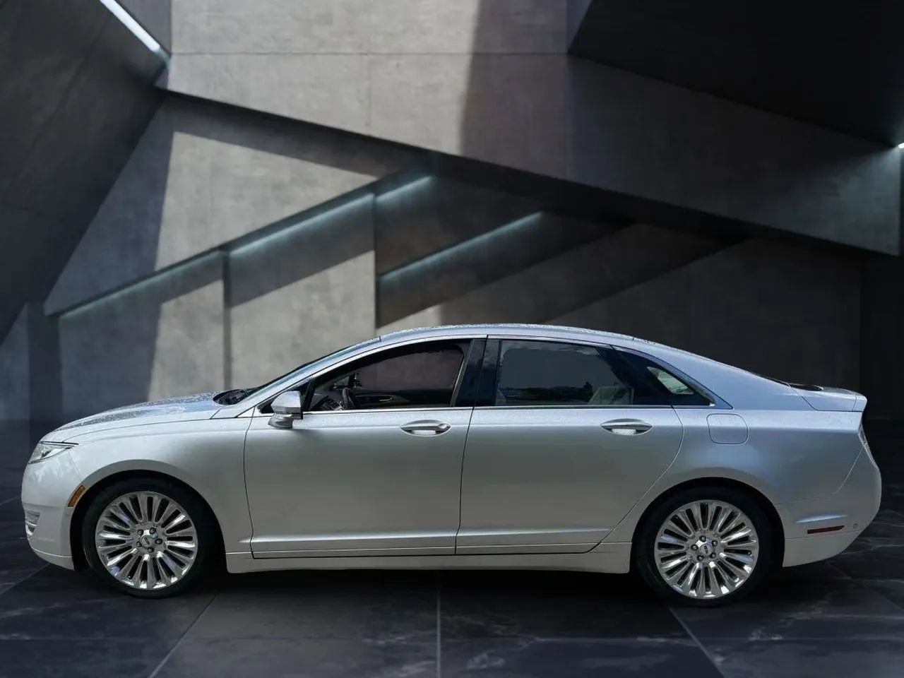 Used 2013 Lincoln MKZ image 4