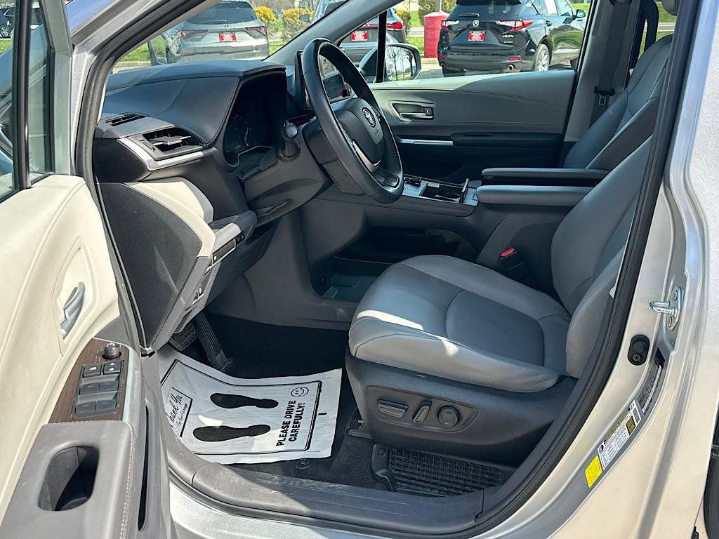 Certified 2022 Toyota Sienna XLE image 9