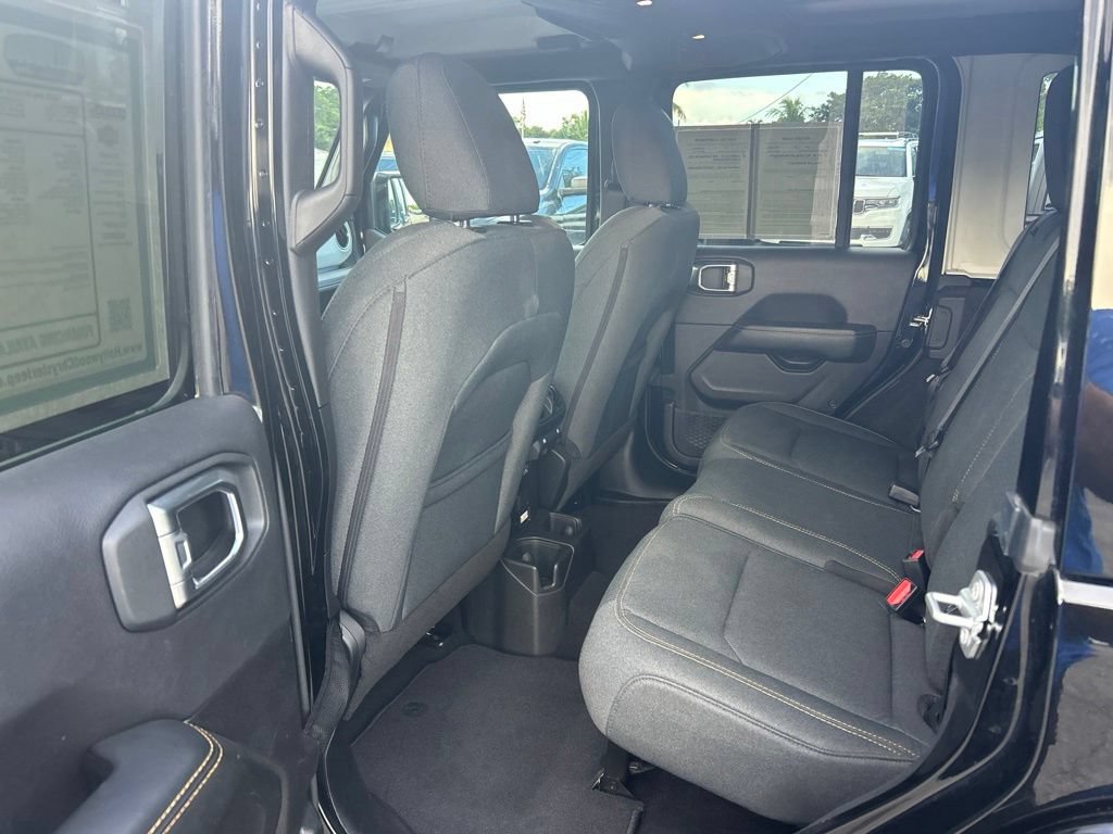 Used 2025 Jeep Wrangler Unlimited Sahara AWD/4WD image 31