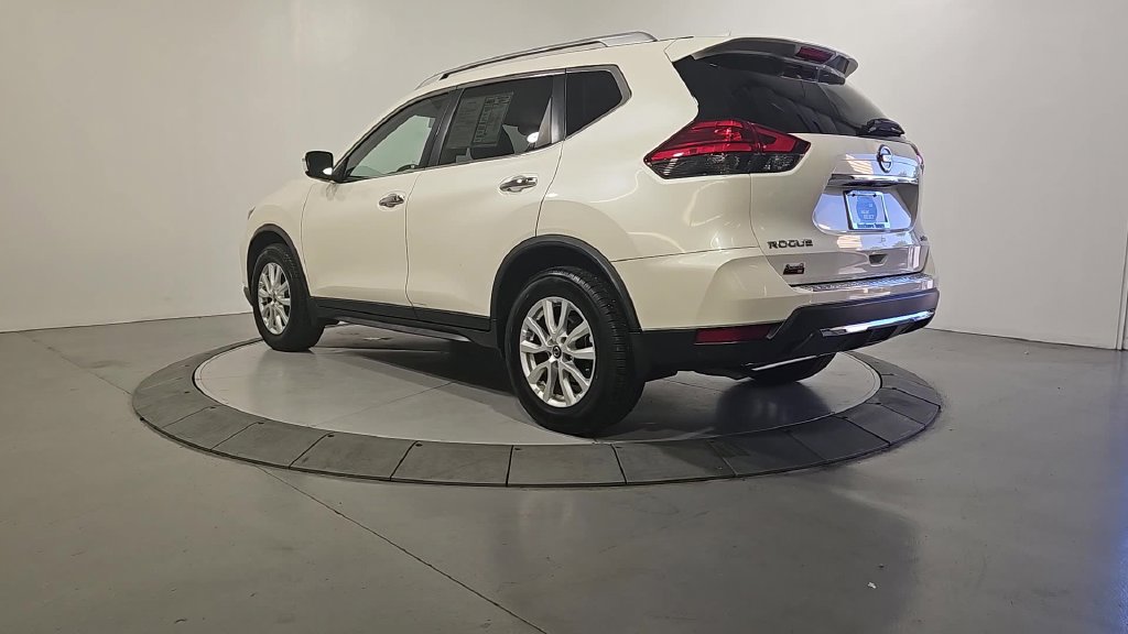 Used 2017 Nissan Rogue SV AWD/4WD image 3