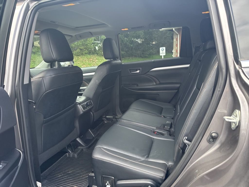 Used 2019 Toyota Highlander XLE AWD/4WD image 11