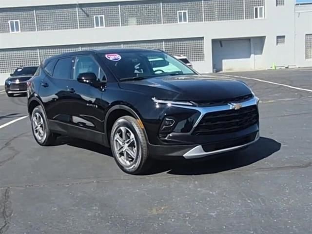 Certified 2025 Chevrolet Blazer LT AWD/4WD image 2