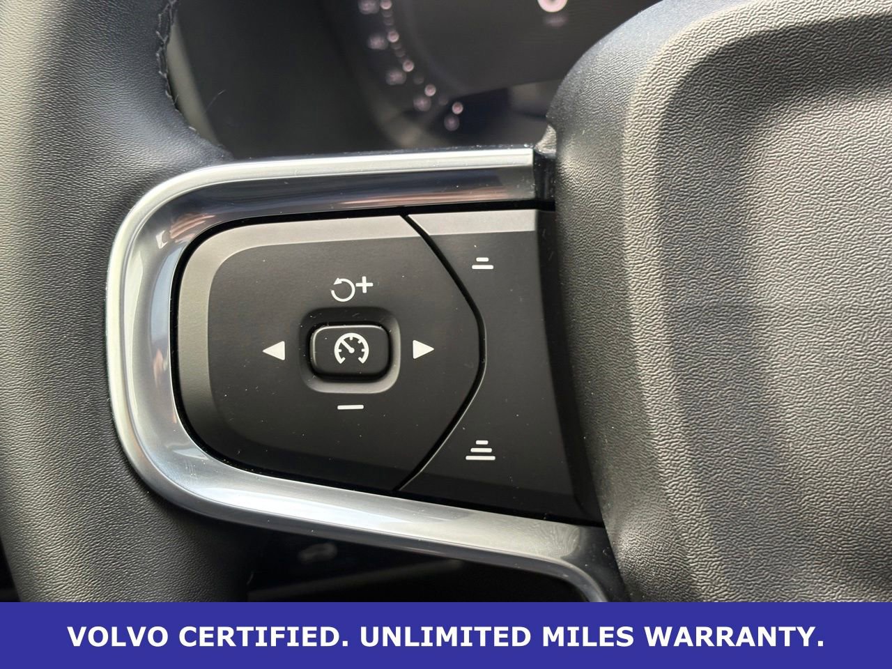 Certified 2025 Volvo XC40 B5 Plus AWD/4WD image 17