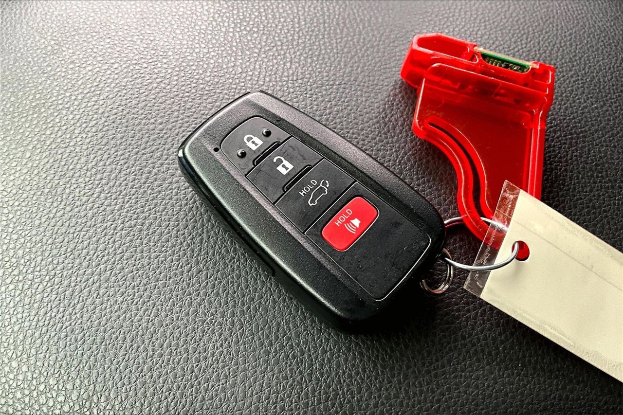 Used 2025 Toyota RAV4 XLE image 32