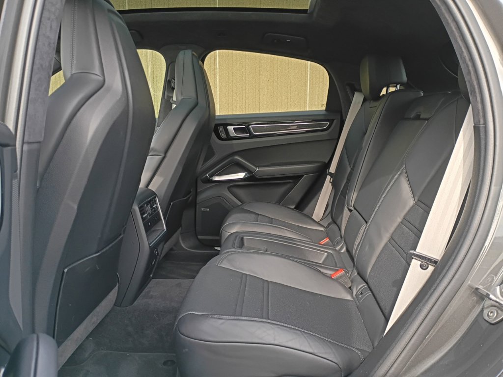 Certified 2022 Porsche Cayenne Turbo AWD/4WD image 15