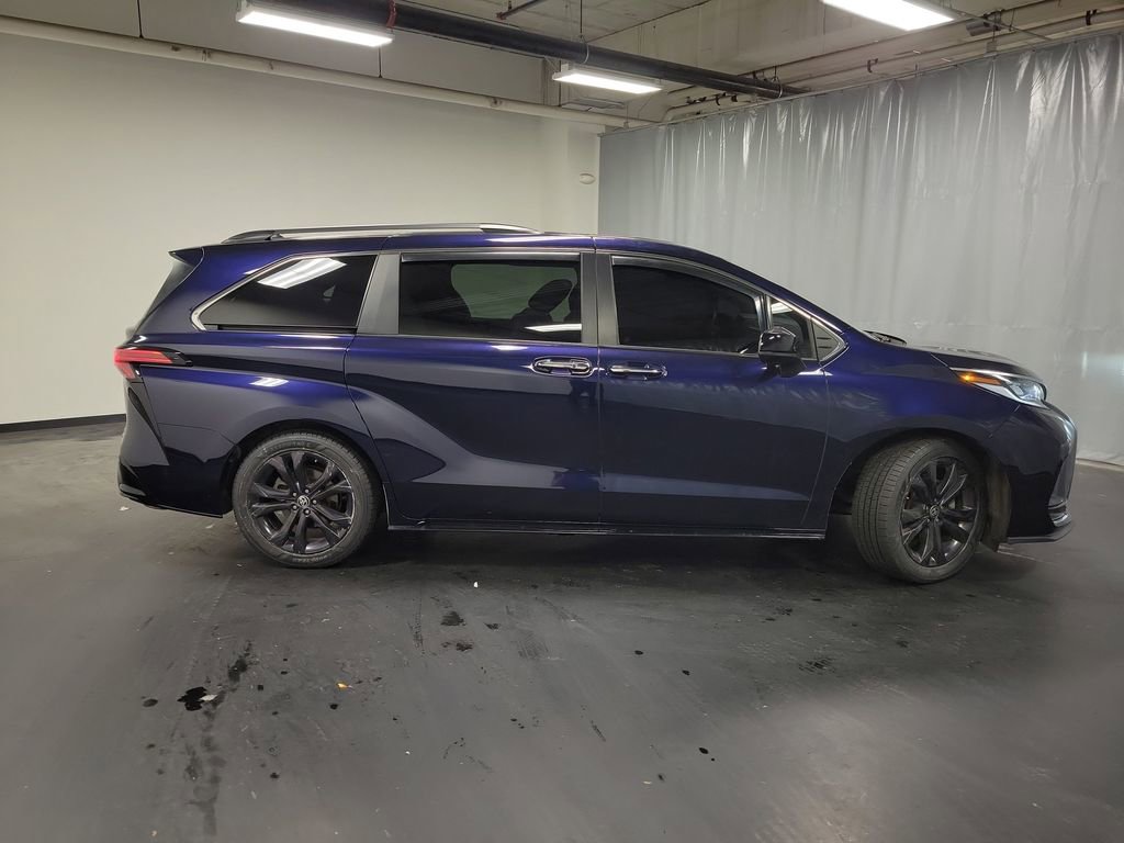 Used 2023 Toyota Sienna XSE image 9