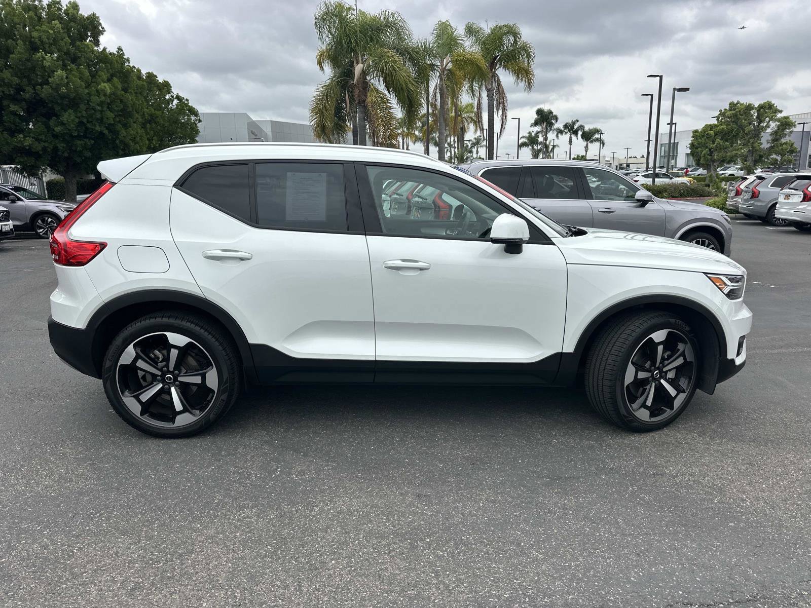 Certified 2021 Volvo XC40 T5 Momentum w/ Premium Package image 3