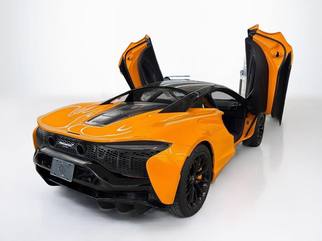 Used 2025 McLaren Artura RWD image 24