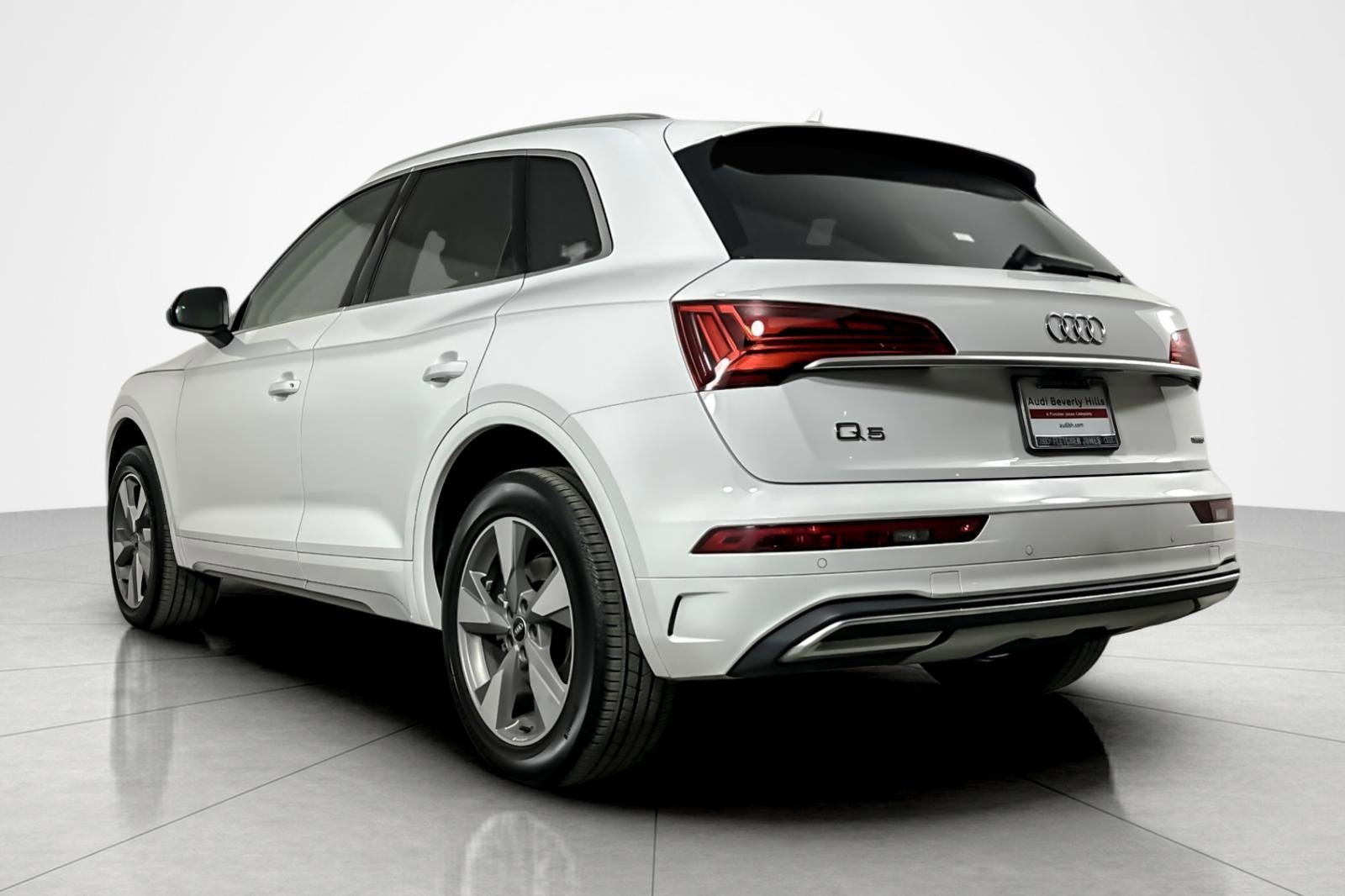 Used 2023 Audi Q5 2.0T Premium w/ Convenience Package image 3