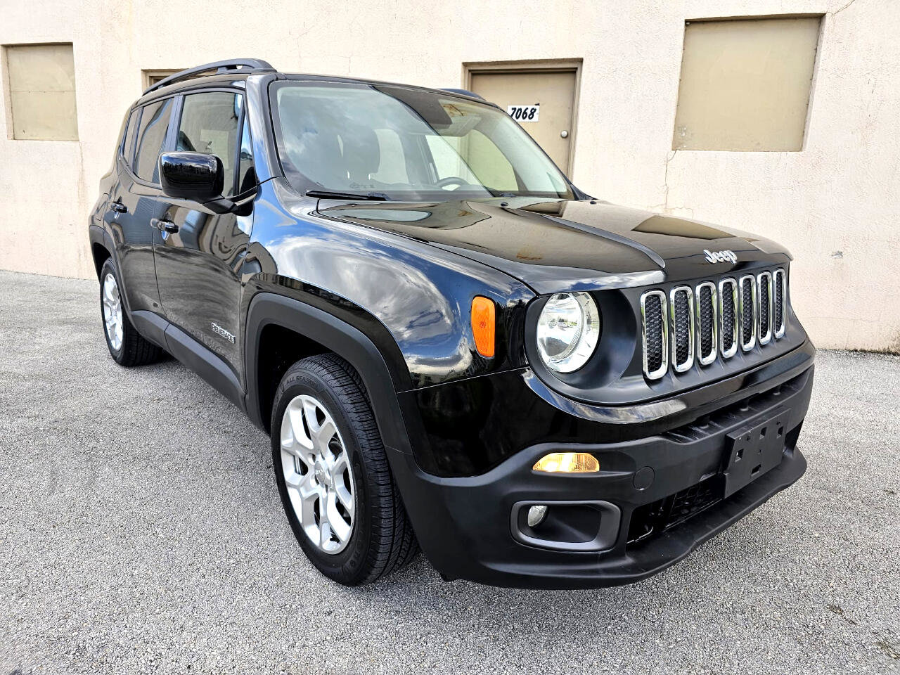 Used 2015 Jeep Renegade Latitude image 3