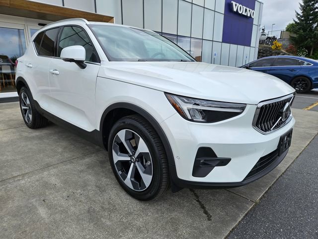 Certified 2025 Volvo XC40 B5 Plus AWD/4WD image 3