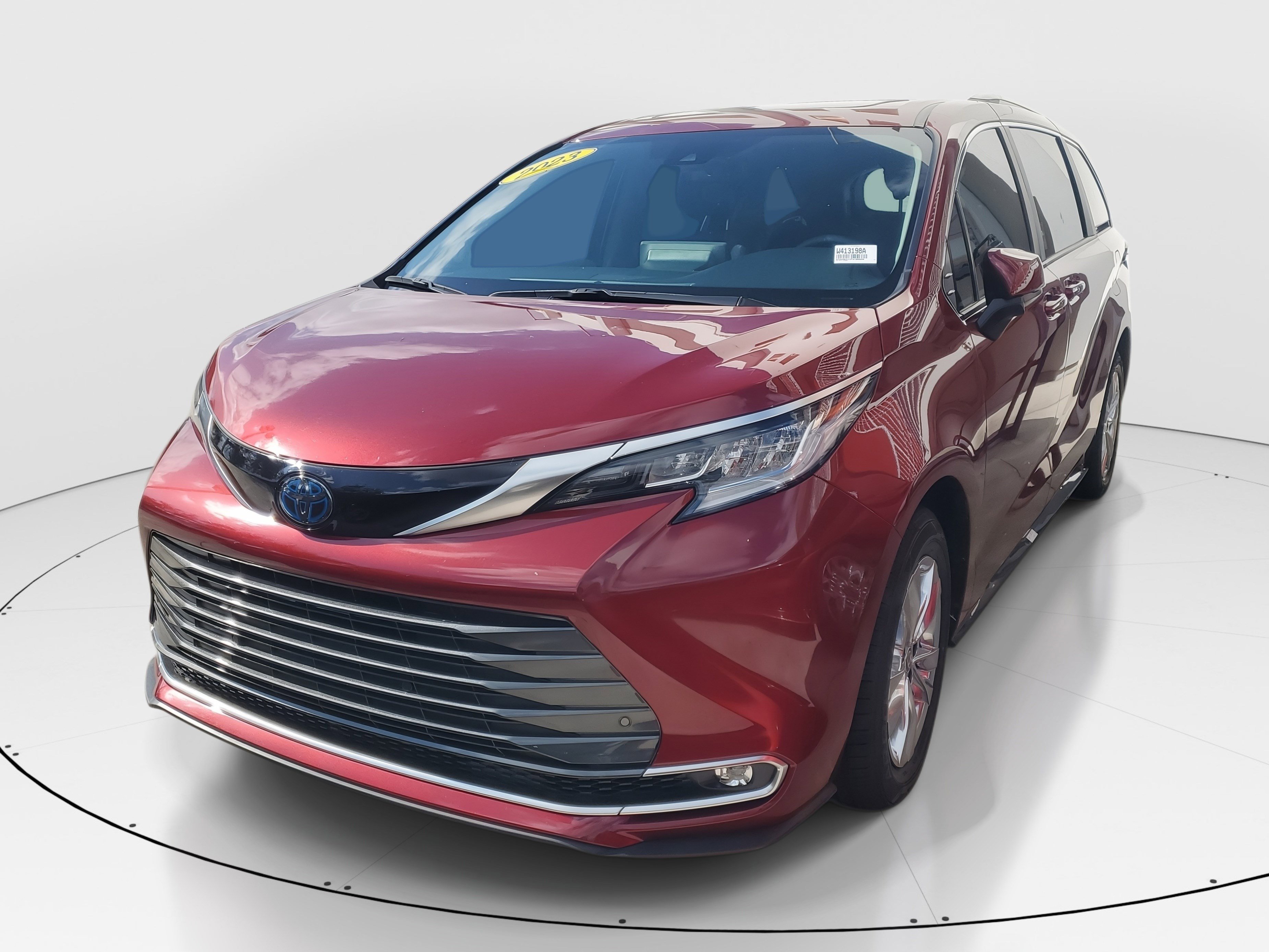 Used 2023 Toyota Sienna Limited image 3