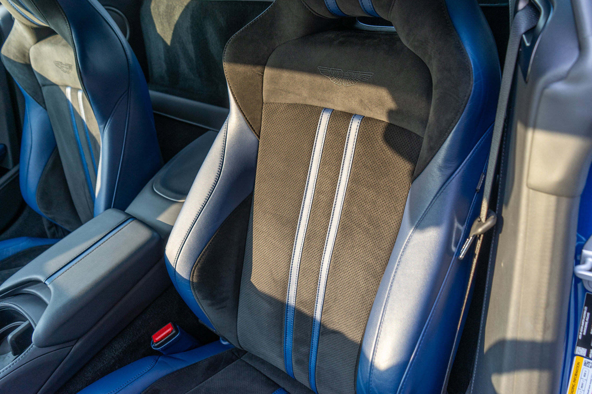 Used 2022 Aston Martin V8 Vantage Coupe image 25