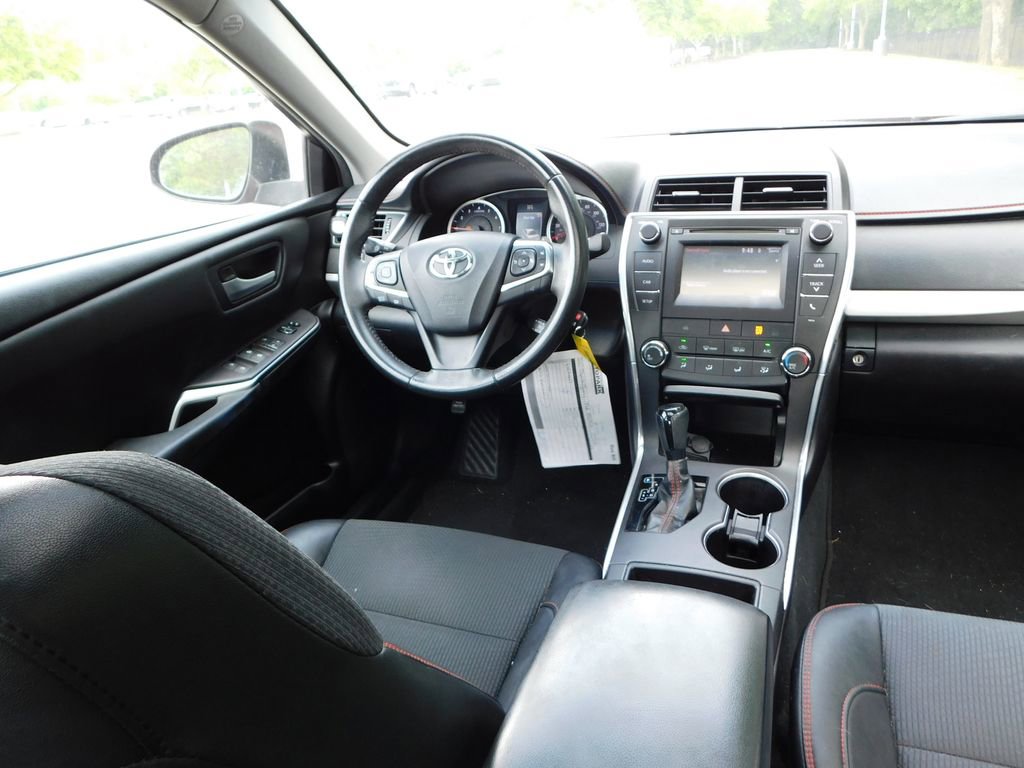 Used 2017 Toyota Camry SE w/ Moonroof Package FWD image 7