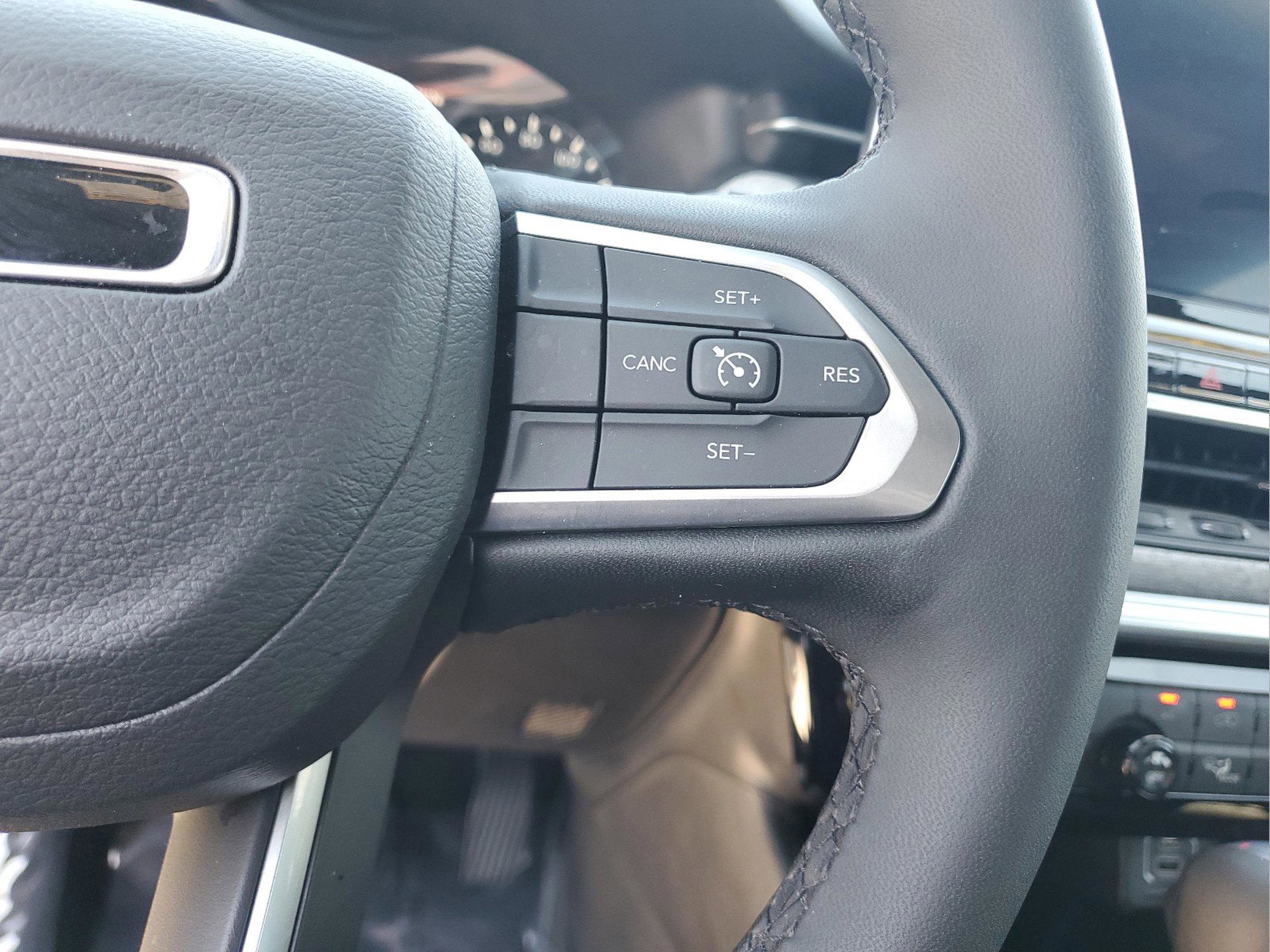 Used 2025 Jeep Compass Latitude AWD/4WD image 25