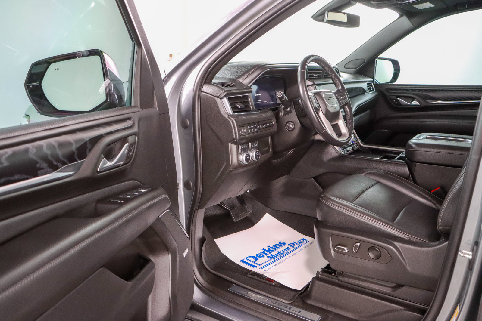 Used 2022 GMC Yukon Denali AWD/4WD image 3