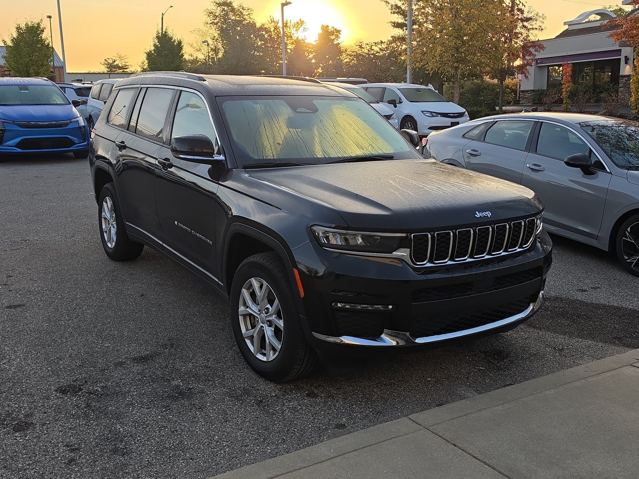 Used 2023 Jeep Grand Cherokee L Limited AWD/4WD image 1