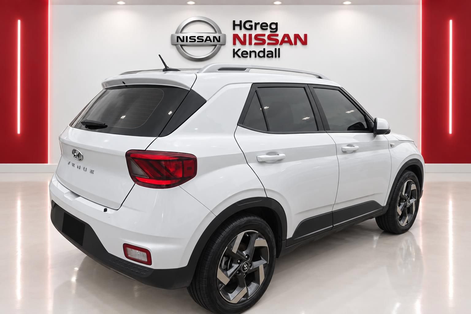 Used 2023 Hyundai Venue SEL FWD image 4