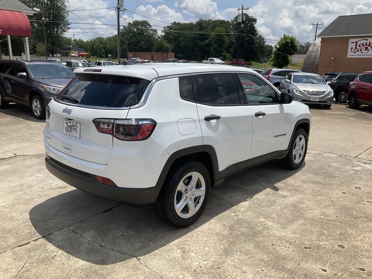 Used 2024 Jeep Compass Sport image 3