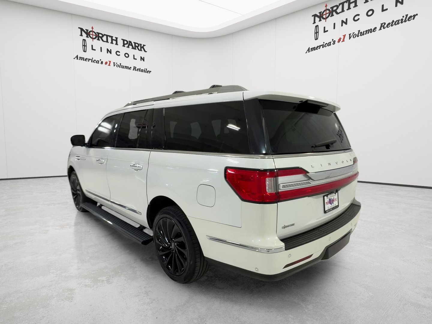 Used 2021 Lincoln Navigator L Reserve RWD image 3