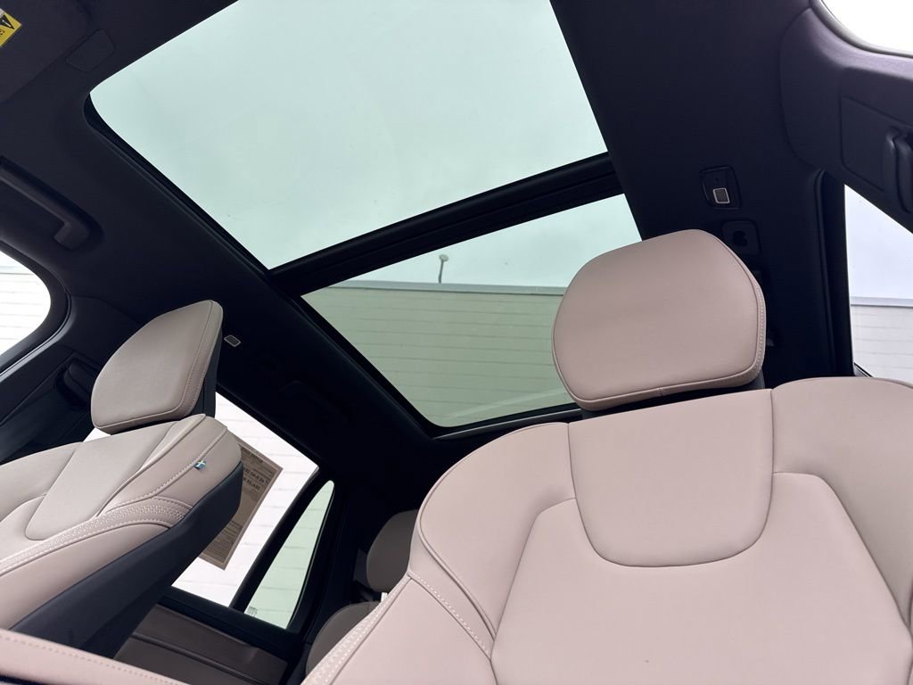 Used 2025 Volvo XC90 B6 Plus image 36