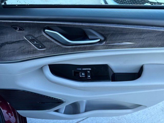 Used 2022 Jeep Grand Cherokee Overland w/ Advanced Protech Group III image 18