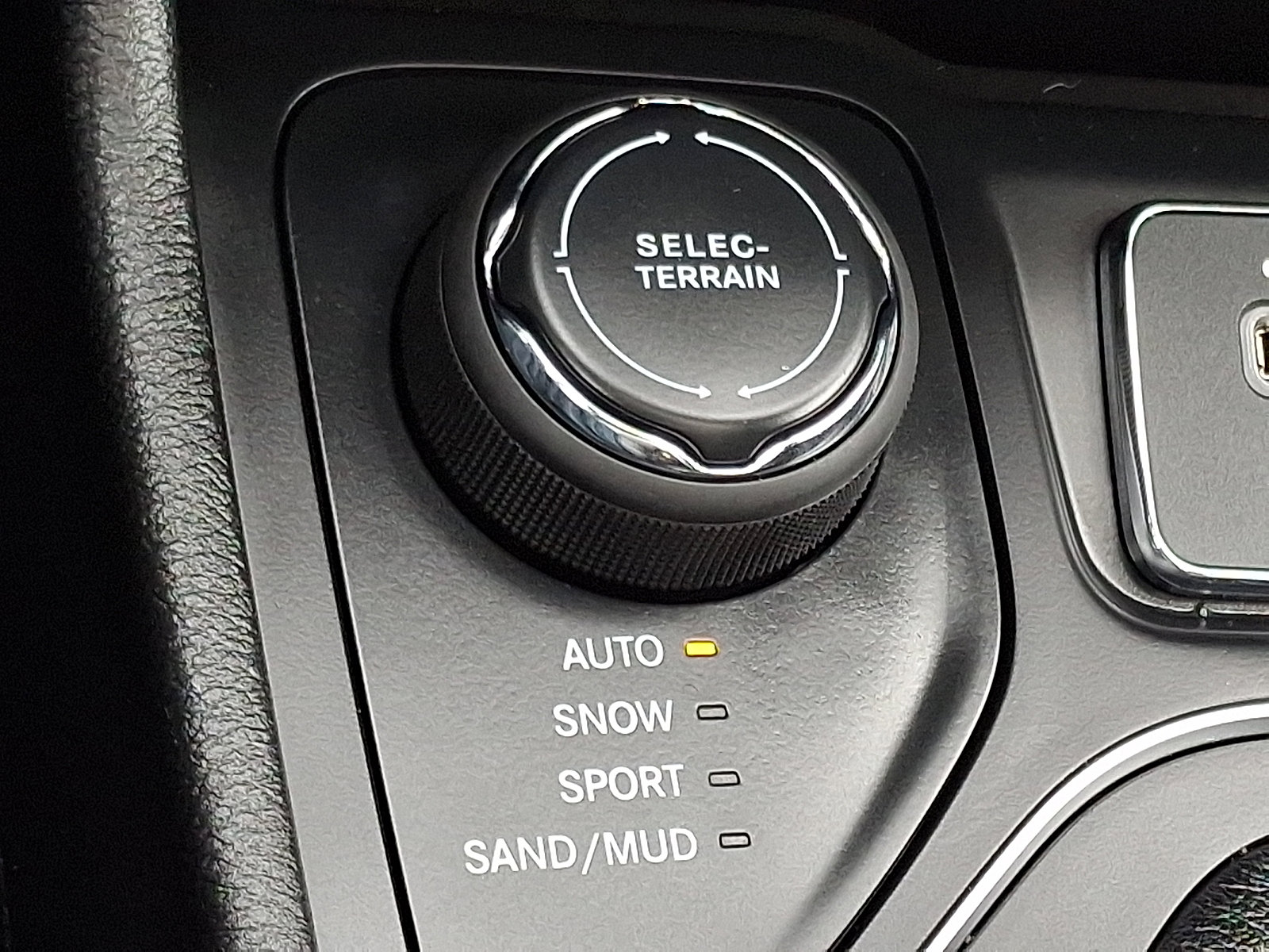 Used 2020 Jeep Cherokee Latitude Lux w/ Comfort/Convenience Group image 26