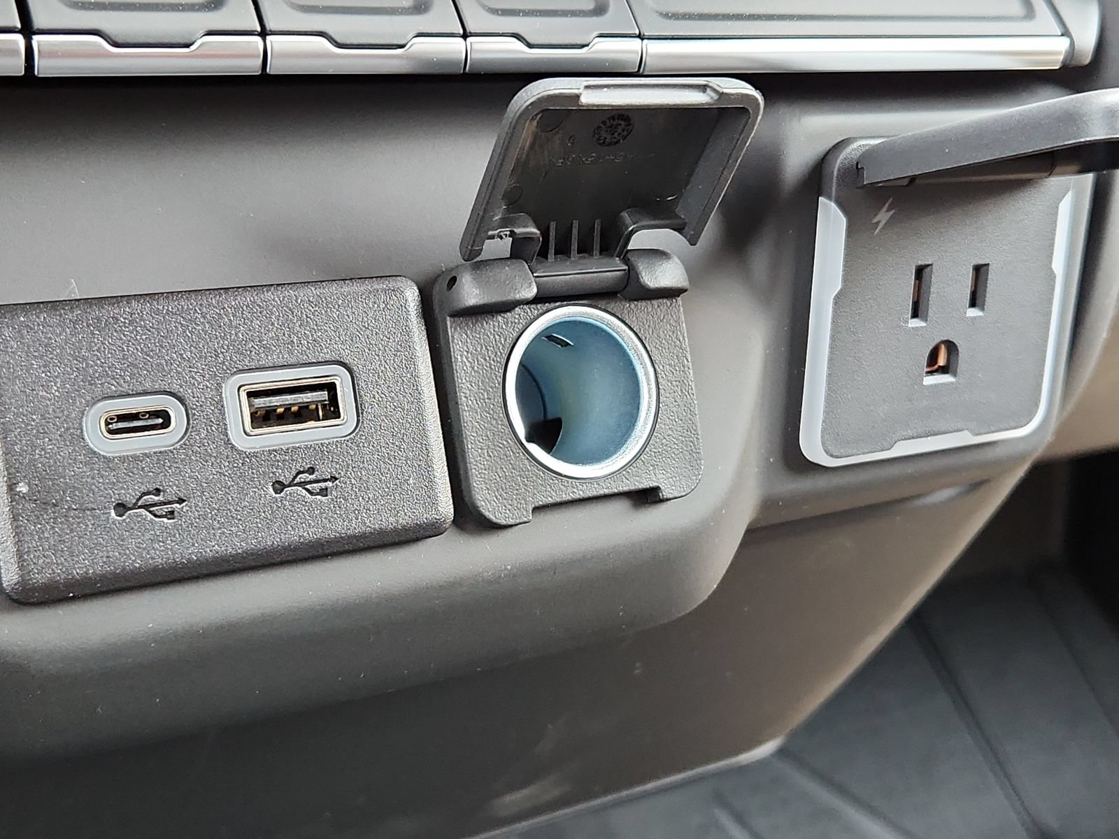 New 2026 Chevrolet Silverado 1500 Custom w/ LPO, Dark Essentials Package AWD/4WD image 15