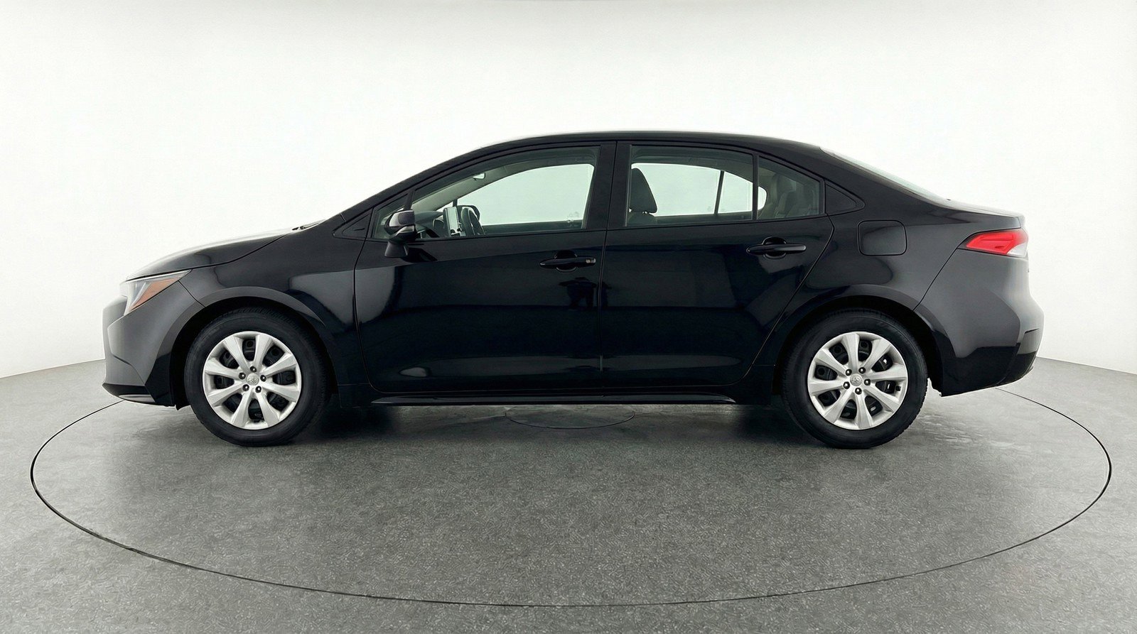 Used 2025 Toyota Corolla LE FWD image 5