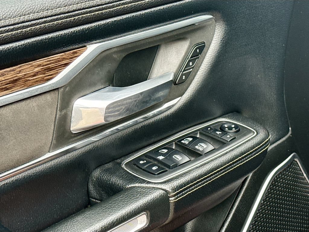 Used 2019 RAM 1500 Laramie AWD/4WD image 17