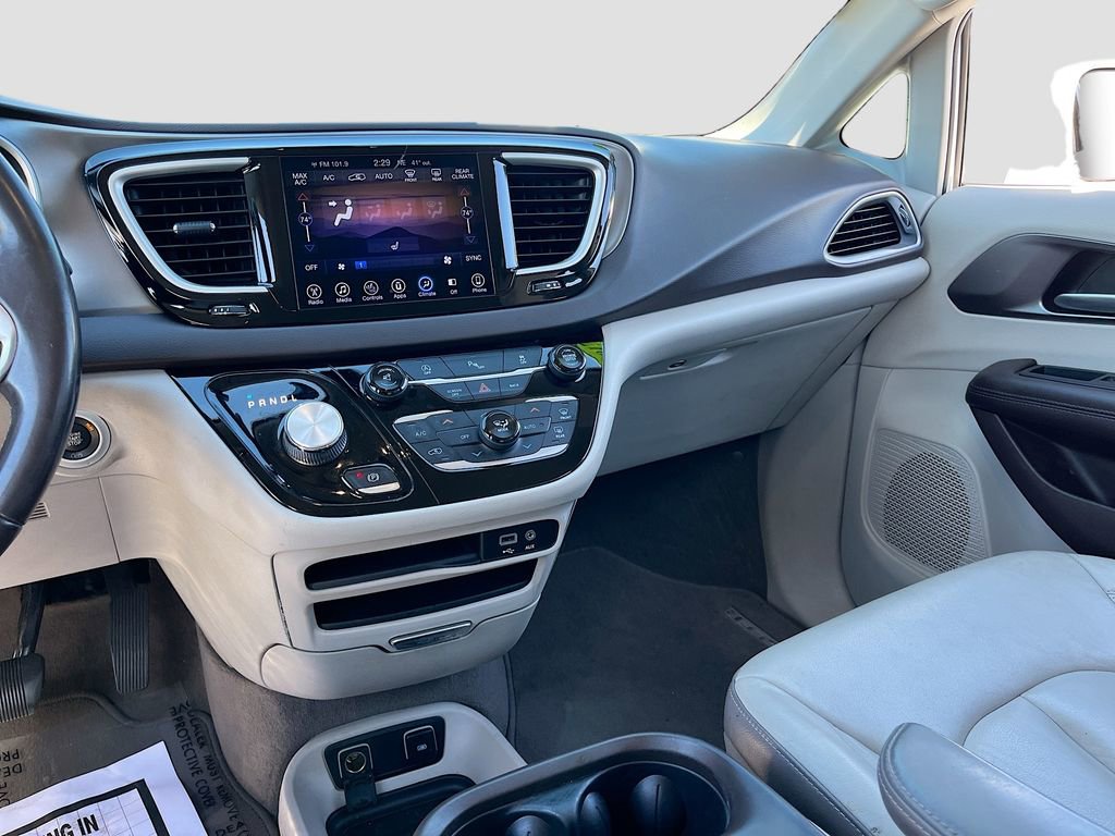 Used 2017 Chrysler Pacifica Touring-L image 21