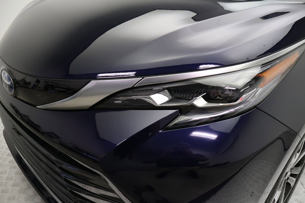 Certified 2025 Toyota Sienna Platinum image 3