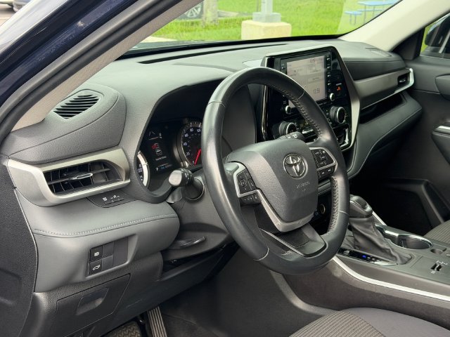 Used 2022 Toyota Highlander LE FWD image 11