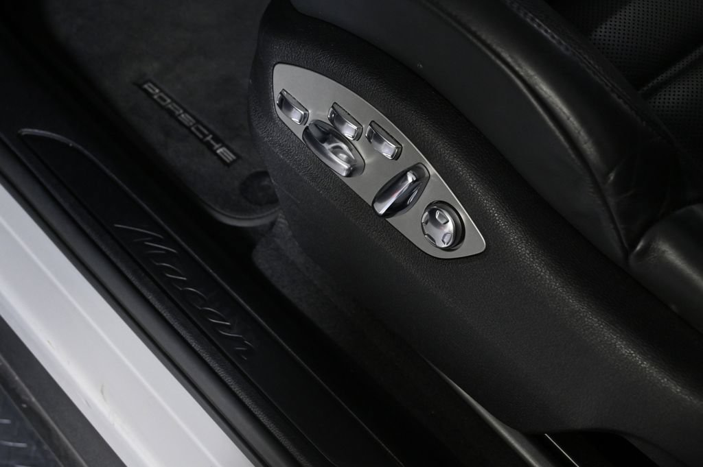Certified 2023 Porsche Macan AWD/4WD image 21